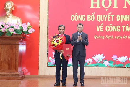 Đồng chí Lê Minh Hưng, Ủy viên Bộ Chính trị, Bí thư Trung ương Đảng, Trưởng ban Tổ chức Trung ương trao Quyết định của Bộ Chính trị và tặng hoa chúc mừng tân Bí thư Tỉnh ủy Quảng Ngãi Hồ Văn Niên.