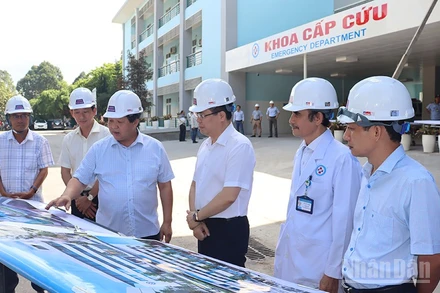 Chủ tịch Ủy ban nhân dân tỉnh Quảng Ngãi Nguyễn Hoàng Giang nghe chủ đầu tư báo cáo tiến độ dự án sửa chữa, nâng cấp Bệnh viện đa khoa tỉnh Quảng Ngãi.