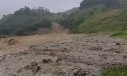 Lũ quét cuốn theo đất đá bất ngờ đổ về khu vực suối Đăk Rong, thôn Làng Mới (xã Ngọc Linh) làm diện tích trồng cà phê, mắc ca, lúa nước, chuồng trại chăn nuôi của các hộ dân bị hư hỏng.