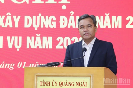 Đồng chí Hồ Văn Niên, Ủy viên Trung ương Đảng, Bí thư Tỉnh ủy Quảng Ngãi phát biểu chỉ đạo hội nghị.