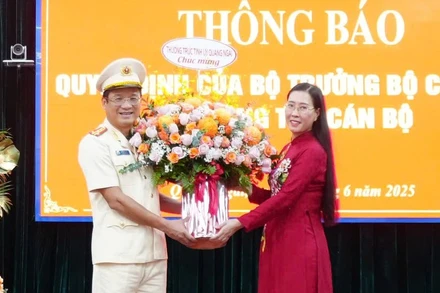 Đồng chí Bùi Thị Quỳnh Vân, Ủy viên Trung ương Đảng, Bí thư Tỉnh ủy, Chủ tịch Hội đồng nhân dân tỉnh Quảng Ngãi tặng hoa chúc mừng Đại tá Hồ Song Ân được điều động, giữ chức vụ Giám đốc Công an tỉnh Quảng Ngãi.