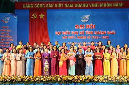 Lãnh đạo Trung ương Hội Liên hiệp Phụ nữ Việt Nam và tỉnh Quảng Ngãi trao quyết định và tặng hoa chúc mừng Ban Chấp hành Hội Liên hiệp Phụ nữ tỉnh Quảng Ngãi, nhiệm kỳ 2025-2030.