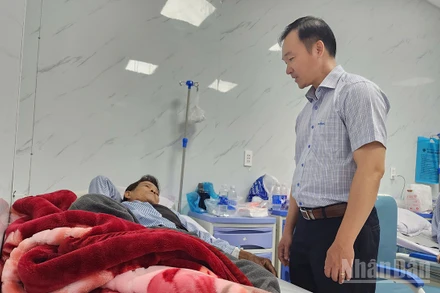 Phó Giám đốc Sở Y tế tỉnh Quảng Ngãi Đỗ Ngọc Hòa thăm hỏi, động viên bệnh nhân bị ngộ độc thực phẩm nghi do ăn bánh mì đang điều trị Bệnh viện đa khoa tư nhân Phúc Hưng.