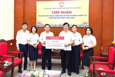 Agribank chi nhánh Lạng Sơn trao phần ủng hộ cho Ủy ban Mặt trận Tổ quốc tỉnh Lạng Sơn.