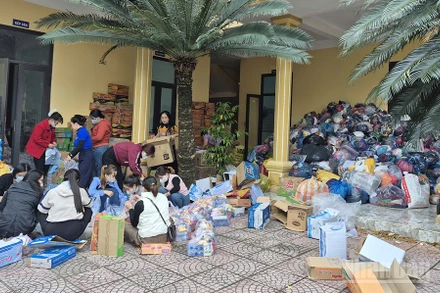 Người dân Quảng Ngãi chung tay góp sức vì đồng bào vùng lũ miền trung. 