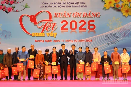 Những phần quà của chương trình “Tết Sum vầy Xuân ơn Đảng” không chỉ mang ý nghĩa hỗ trợ vật chất, mà còn là sự động viên tinh thần, củng cố niềm tin, để người lao động yên tâm làm việc, gắn bó với doanh nghiệp, với địa phương.