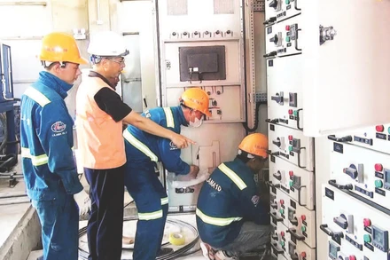 Các kỹ sư đang lắp đặt hệ thống điều khiển.