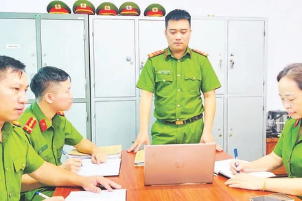 Đại úy Nguyễn Mạnh Tuấn (người đứng) lên phương án đấu tranh chống buôn bán người