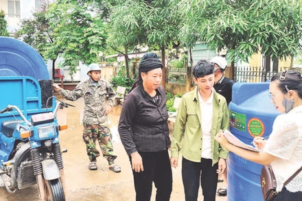 Người dân xã Yên Châu được hỗ trợ téc nước từ Chương trình mục tiêu quốc gia phát triển kinh tế-xã hội vùng đồng bào dân tộc thiểu số và miền núi.