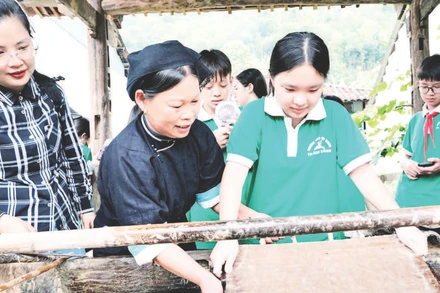 Phát triển du lịch trải nghiệm giúp đồng bào ở làng nghề làm giấy bản Dìa Trên, xã Phúc Sen, tỉnh Cao Bằng cải thiện, nâng cao thu nhập.