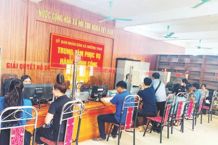 Người dân đến giải quyết thủ tục hành chính tại Trung tâm Phục vụ hành chính công xã Mường Than.