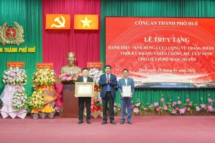 Thừa ủy quyền của Chủ tịch nước Cộng hòa xã hội chủ nghĩa Việt Nam, đại diện lãnh đạo Thành ủy Huế đã trao quyết định cho thân nhân liệt sĩ, anh hùng lực lượng vũ trang nhân dân Đỗ Ngọc Huyền.