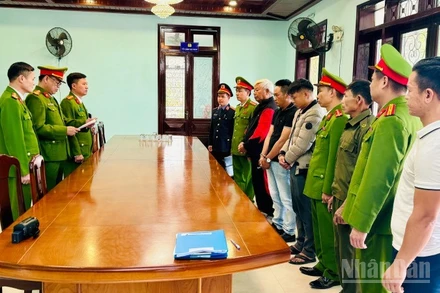 Cơ quan điều tra tống đạt quyết định khởi tố vụ án, khởi tố các bị can.