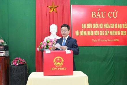 Đồng chí Bí thư thành ủy Huế thực hiện quyền công dân.