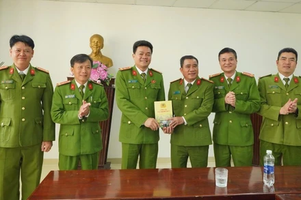 Đại tá Hồ Xuân Phương (thứ ba từ phải qua) khen thưởng tập thể PC03 Công an thành phố Huế.