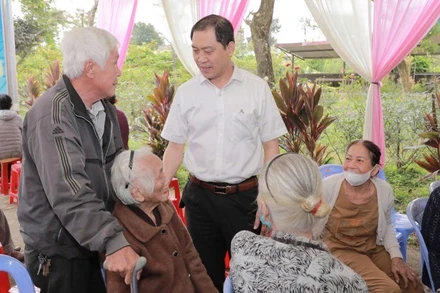 Ông Trần Kiêm Hảo, Giám đốc Sở Y tế thành phố thăm, động viên người lớn tuổi ở phường Phú Xuân.