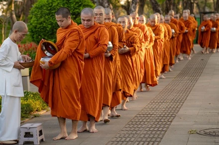 Đoàn khất thực đi qua công viên trước Ủy ban nhân dân thành phố Huế sáng 1/3. (Ảnh: Lê Đình Hoàng)