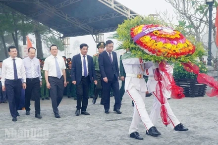 Đoàn lãnh đạo thành phố, đại diện quần chúng nhân dân dâng hương tưởng nhớ các anh hùng liệt sĩ.