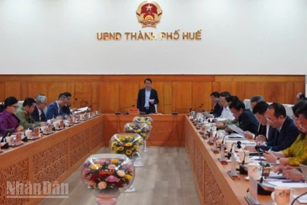 Đại tướng Lương Tam Quang làm việc với Ủy ban bầu cử thành phố Huế.