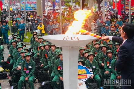 Bí thư thành ủy Huế Nguyễn Đình Trung thắp đuốc truyền thống.