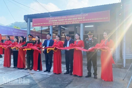 Ủy ban nhân dân thành phố Huế tổ chức lễ khánh thành và bàn giao 3 căn nhà tại xã Khe Tre vào sáng nay 10/1.
