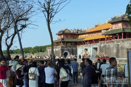 Du khách đến tham quan các di tích lịch sử ở Huế.