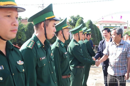 Đồng chí Hồ Văn Niên, Ủy viên Trung ương Đảng, Bí thư Tỉnh ủy Quảng Ngãi đến thăm cán bộ, chiến sĩ Đồn Biên phòng Lý Sơn.