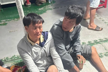 Ông Lê Văn Sanh (bên trái) được tàu cao tốc An Vĩnh phát hiện, cứu sống.