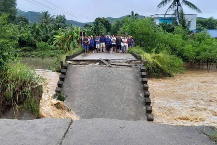 Cầu Cây Sung nằm trên địa bàn thôn Phước An, xã Bình Minh (Quảng Ngãi) bị nước lũ cuốn sập, gây chia cắt 316 hộ dân.