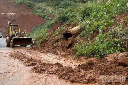 Khắc phục sạt lở tại Km 99+350 thuộc Quốc lộ 24 đoạn qua địa bàn xã Măng Đen. 
