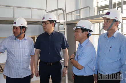 Chủ tịch Ủy ban nhân dân tỉnh Quảng Ngãi Nguyễn Hoàng Giang kiểm tra việc thi công khu ký túc xá tại Trường trung học phổ thông chuyên Lê Khiết.