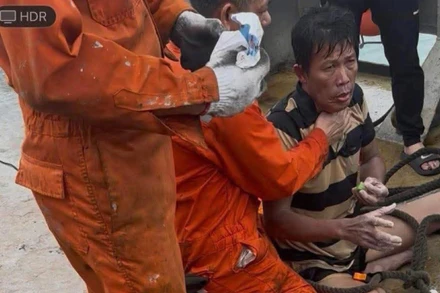 Sau nhiều giờ lênh đênh lênh biển chống chọi với sóng to, gió lớn, ông Phan Duy Quang, ở đặc khu Lý Sơn, 1 trong 3 nạn nhân mất tích trên biển đã được tàu Hải Nam 39 cứu sống. 