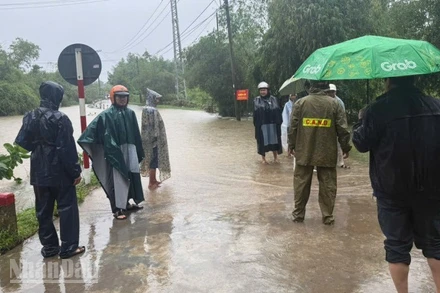 Đến trưa 24/10 lực lượng chức năng tìm kiếm xe taxi bị trôi.