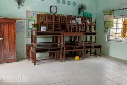 Trường học ở phường Hóa Châu đã chủ động kê cao bàn ghế, bảo vệ tài sản nhà trường trước mưa lụt.