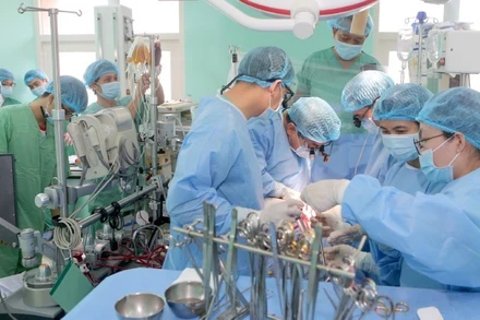 Bệnh viện Trung ương Huế thực hiện phẫu thuật cho các bệnh nhân.