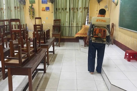 Ngành y tế phối hợp khử khuẩn trường học sau những ngày ngập lụt.