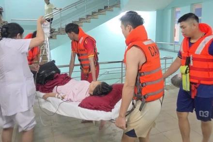 Lực lượng Công an hỗ trợ sơ tán bệnh nhân tại Bệnh viện Trung ương Huế. (Ảnh: Công an thành phố cung cấp) 