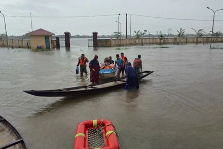 Nhóm từ thiện sau khi được hỗ trợ, đưa về trụ sở Công an xã Đan Điền.