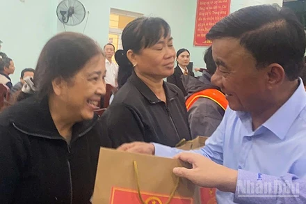 Đồng chí Trần Cẩm Tú tặng quà cho người dân vùng rốn lũ.