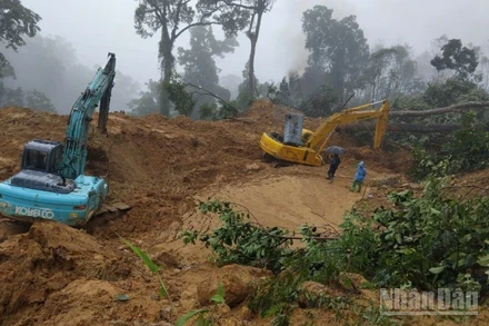 Các đơn vị quản lý đang tập trung phương tiện, khẩn trương thông đường.