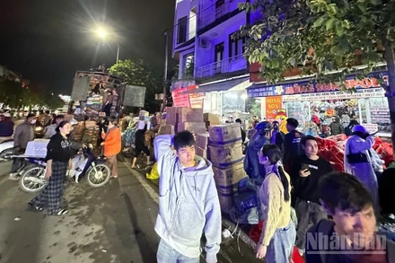 Đồng bào Huế tại một điểm tiếp nhận nhu yếu phẩm gửi về người dân Nam Trung Bộ ruột thịt. 