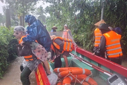 Chính quyền địa phương đã huy động lực lượng sơ tán dân ra khỏi khu vực nguy hiểm. (Ảnh: QUANG ĐẠO)