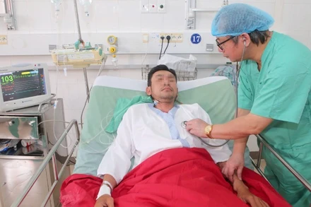 Sau hơn 2 giờ phẫu thuật, thận hoạt động tốt, có nước tiểu ngay trên bàn mổ và bệnh nhân hồi phục nhanh, không cần lọc máu sau mổ. (ảnh Bệnh viện TƯ Huế cung cấp)