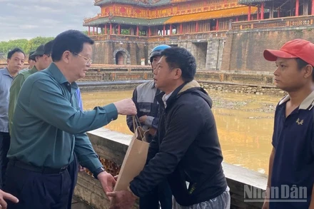 Phó Thủ tướng Chính phủ Mai Văn Chính thăm, tặng quà nhân viên dọn vệ sinh bảo vệ di tích Đại Nội, Huế.