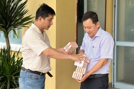 Lãnh đạo các địa phương đã tiếp nhận, lập tức chuyển về các đơn vị dân quân, công an xã/phường