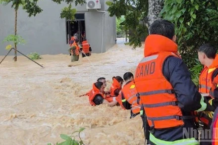 Lực lượng công an xã Đồng Kỳ (Bắc Ninh) cứu gia đình 5 người bị lũ cô lập. (Ảnh: ĐẶNG GIANG)