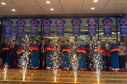 Cắt băng khánh thành công trình xây dựng Bệnh viện đa khoa quốc tế Huế.