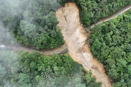 Đường nối từ chân lên đỉnh Bạch Mã bị sạt lở tại km12, đường bị cắt hoàn toàn. 