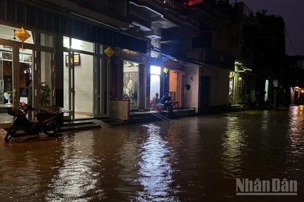 Dự báo mực nước trên sông Hương sẽ tăng trở lại vào rạng sáng 18/11.