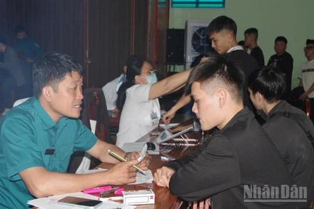 Hội đồng nghĩa vụ quân sự địa phương thẩm định chặt chẽ lý lịch thanh niên trúng tuyển khâu sơ khám.